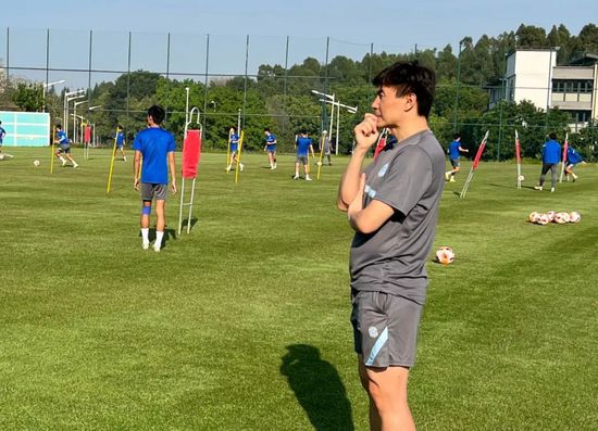 巴萨俱乐部的代表们都非常欣赏伊马诺尔，拉波尔塔向其表达了祝贺，德科和佩德里同样当面称赞了他。
